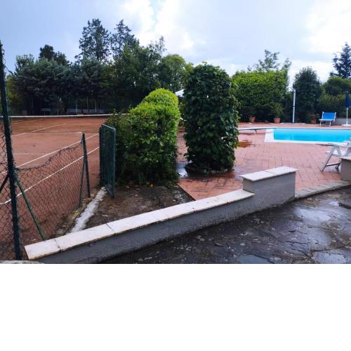 casa con piscina e tennis