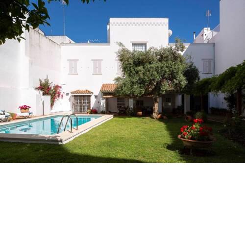 Casa con piscina en jardín privado en la Judería.