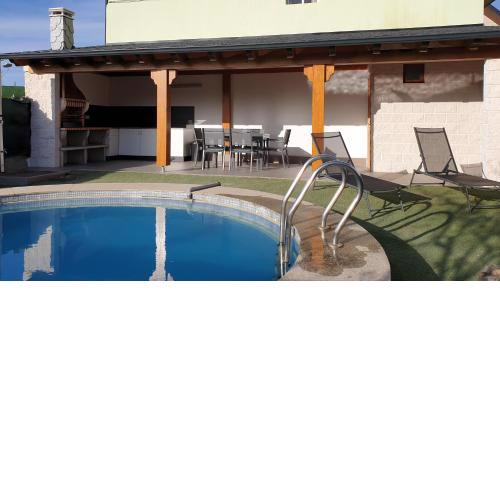 CASA CON PISCINA Y BARBACOA