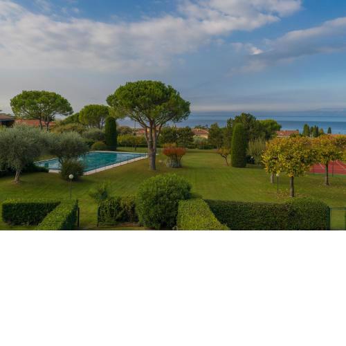 Casa con tennis e piscina