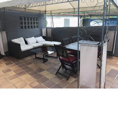 Casa con terraza y chimenea