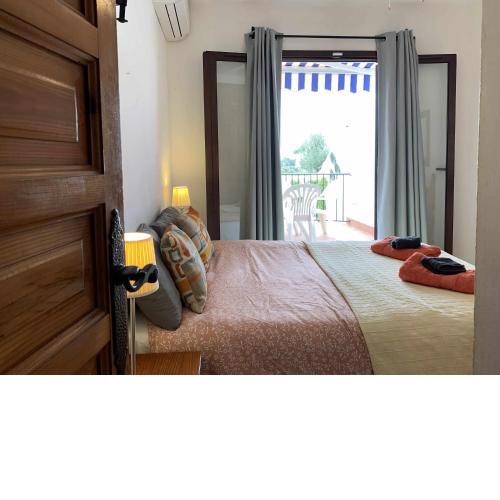 Casa con terraza y hermoso jardín comunal