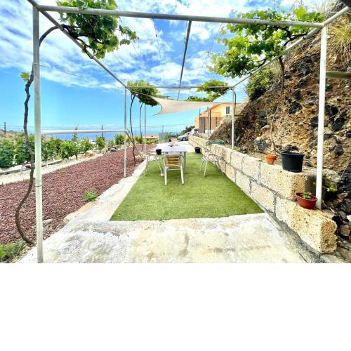 Casa Cueva Volcanica con Wifi, BBQ, jardin y magnifica vista a Atlantico