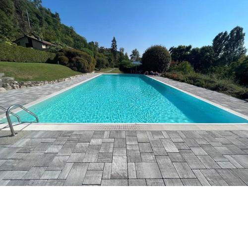 Casa fronte lago con piscina