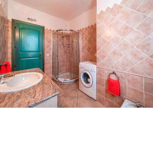 Casa Ginestra ampio Bilocale con balcone e comodo parcheggio La Maddalena a 2 passi da Caprera