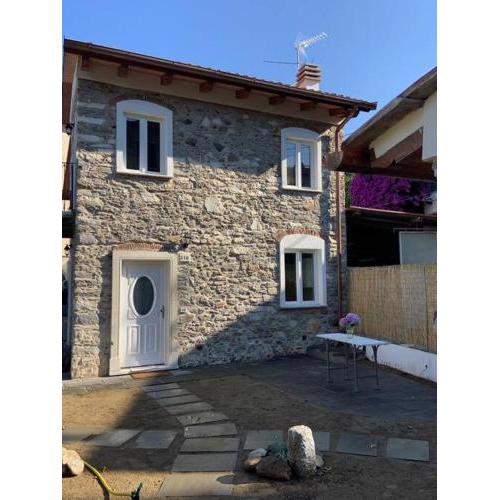 Casa in pietra in antico borgo vicino al centro