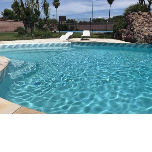 Casa independiente con piscina y pista deportiva privadas