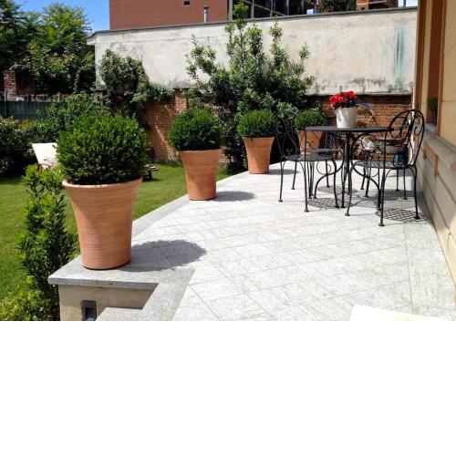 Casa indipendente con giardino in città