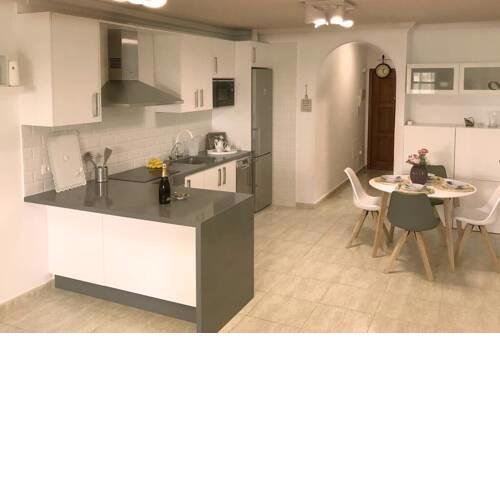 Casa Krisma, Fabulous Modern Spacious 2 bedrooms apartment, with Parking, Very Fast Wifi and AC
