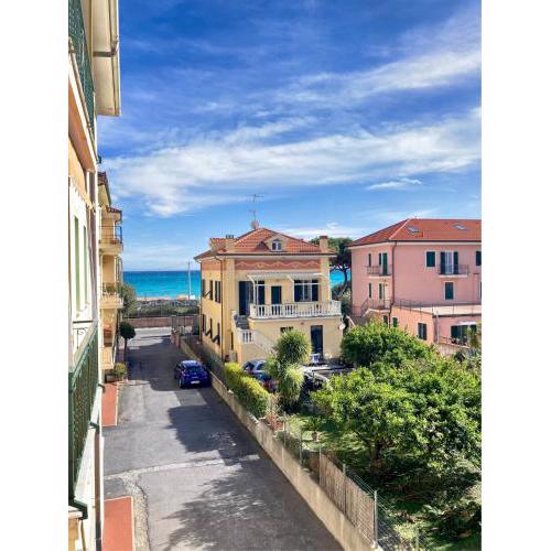 CASA MARA, Borgio Verezzi, 50 m dal mare in pieno centro