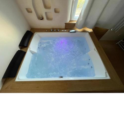 Casa Mediterranea con JACUZZI CAMINETTO , vicino OSTUNI al Mare