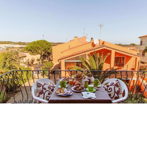Casa Mimosa ampio Trilocale con vista mare e comodo parcheggio La Maddalena a 2 passi da Caprera