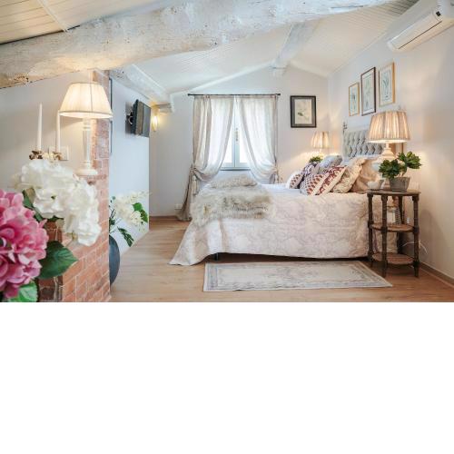 Casa Rosalba, spacious Home with Elevator along Via Guinigi inside the Lucca Walls