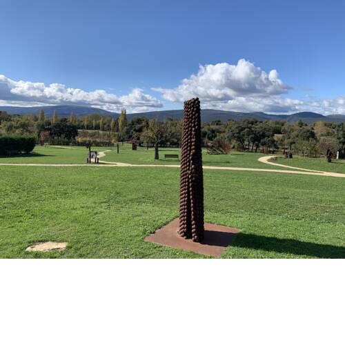 casa rural de un artista en plena naturaleza piscina y parque de esculturas en villarcayo