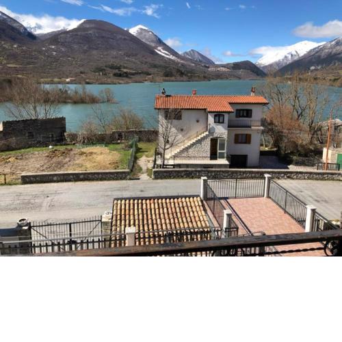 Casa sul Lago Parco Nazionale d'Abruzzo - House on the lake side