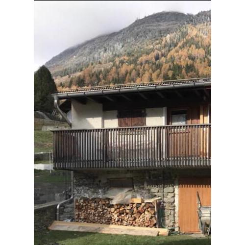 Casa unifamiliare con giardino e camino