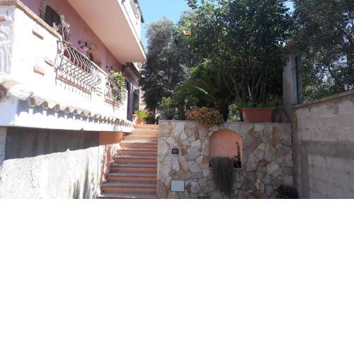 Casa vacanza Maestrale , accoglienti e luminosi appartamenti bilocali con terrazze e giardino..
