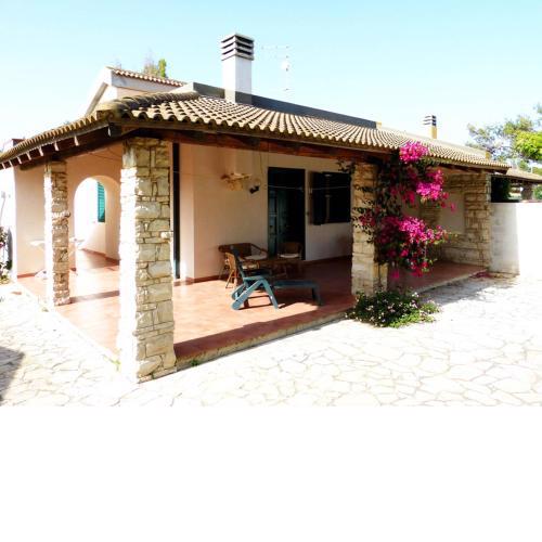 Casa Vacanza Ondablu CaseSicule, on the Beach with big Veranda and Wifi