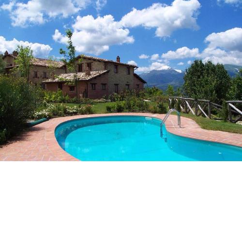 Casale con vista sui Monti Sibillini e piscina