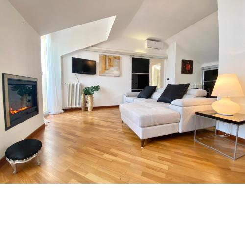 CasaViva - Central Seaview Penthouse in Camogli