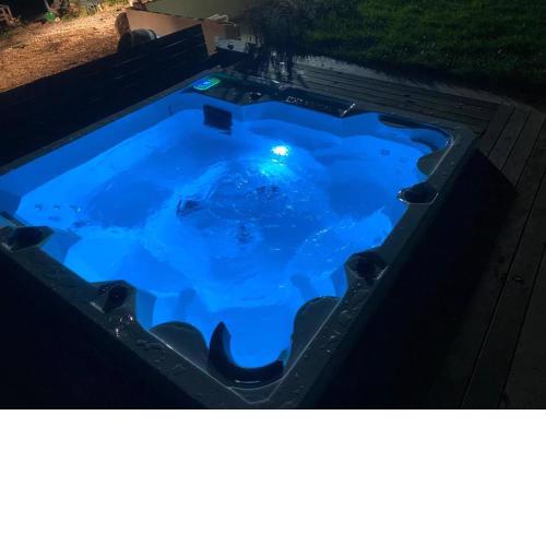 Casetta gialla con piscina