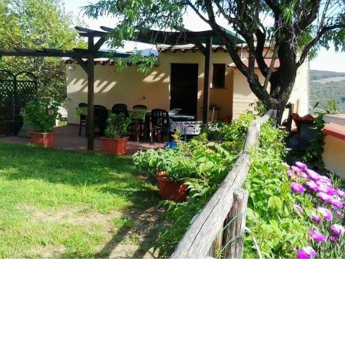 Casetta indipendente in campagna con giardino vista mare