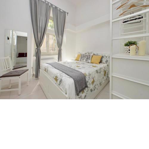 CASTRO PRETORIO SUITE - whole flat with 1 bedroom and living room, upper floor with elevator, bright, comfortable, elegant, at a few steps from Termini main Railway Station and metro A and B lines, a walk from Colosseum, Trevi Fountain, Spanish Steps