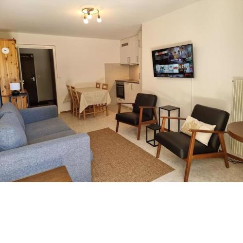 Central 2-bedroom condo, terrace & indoor parking