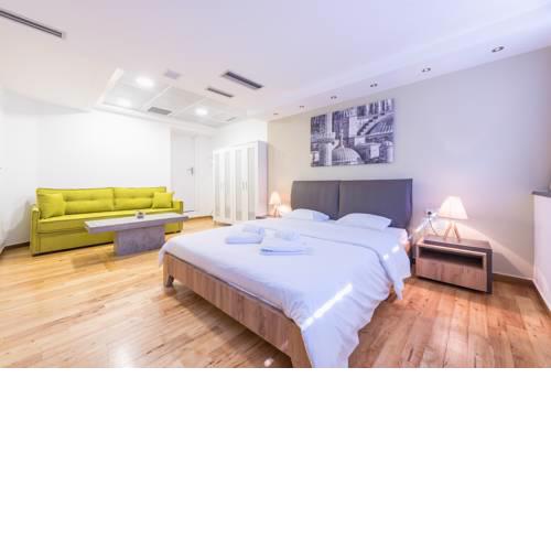 Central 3 bdrm apt for 12, Fresh Renovated!