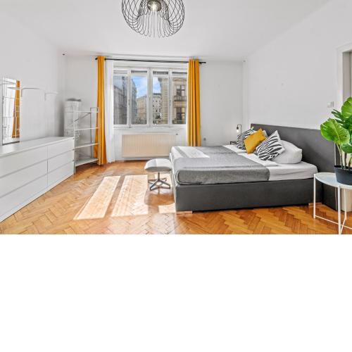 Central 4-BR-Apartment for up to 12 people