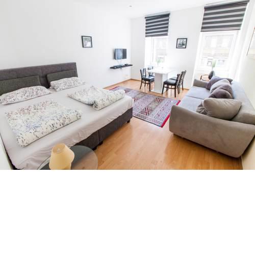 Central Apartment, 1 Min to Metro, free Garage