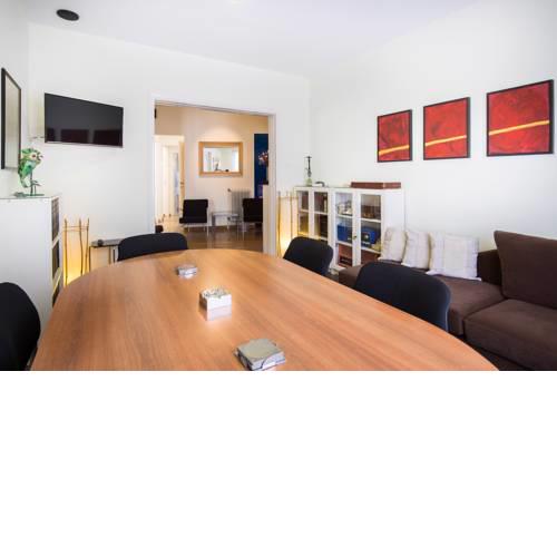 Central apartment with 5 bedrooms near the metro