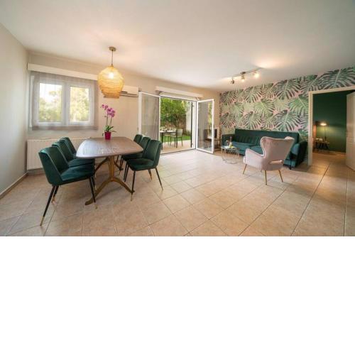 Central & Elegant Suite with private garden