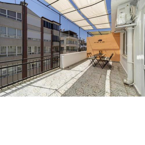 Central Flat with Balcony and Terrace in Muratpasa