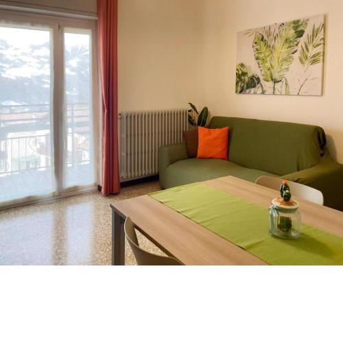 Central large cozy mountain view apartment near trekking paths