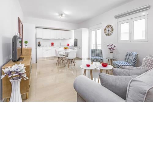 Central Luxurious Apartment Close to the Sea