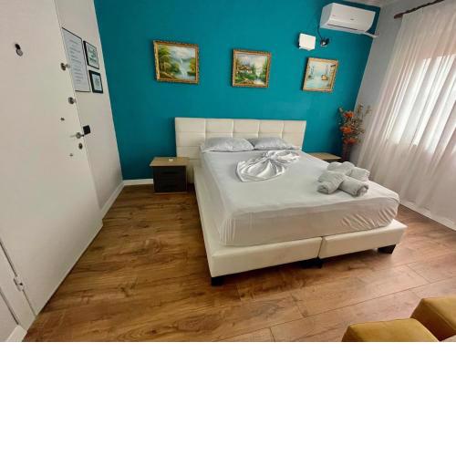 Central room private entry and bathroom