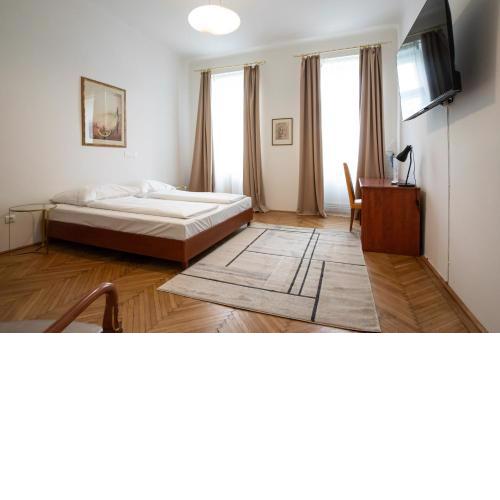 Central spacious apartment with a king-size bed