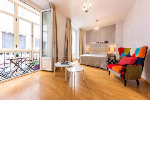 Central Studio with Patio and Balcony