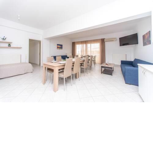 Centrally Located 3 Bedroom Apartment with Parking