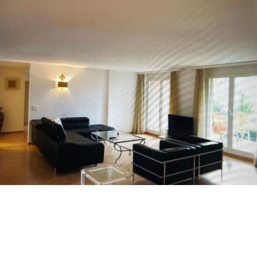 Centrally located, Spacious Modern Apartment