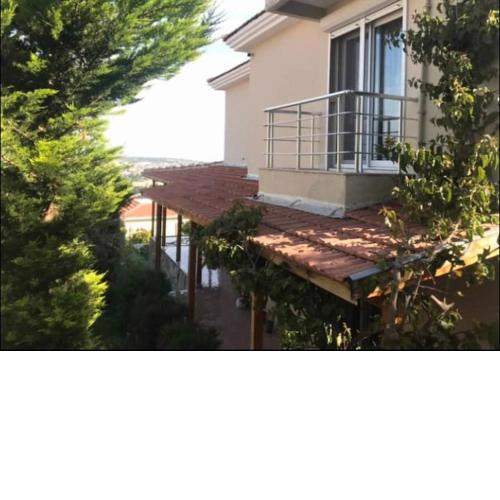 Çeşme merkezde,deniz-sakız manzaralı Bahçeli villa