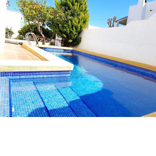 Chalet con piscina privada junto a chiringuitos