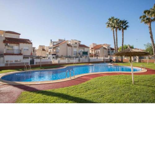 Chalet en urbanización privada con piscina