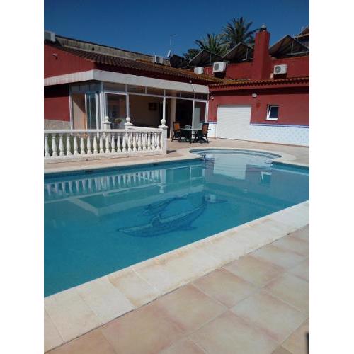 CHALET INDEPENDIENTE CON JARDIN Y PISCINA