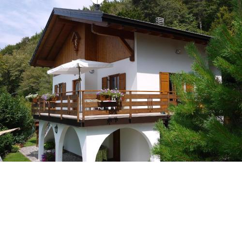 Chalet nel bosco con lago e panorama mozzafiato