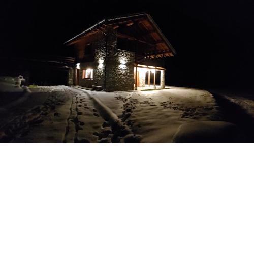 Chalet Walser con 1600mq di giardino e bosco privati