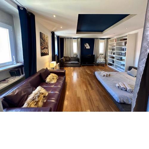 Charlotte Deluxe Apartament near Piazza Unità