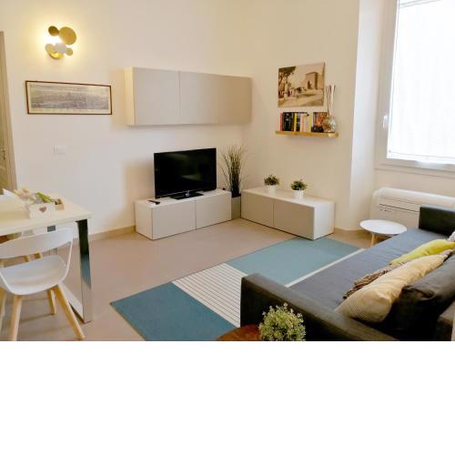Charming 2 BR apartment 5 mins from historical center