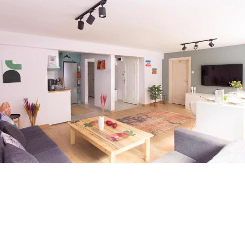Charming 3BR flat with pops of colors in Moda!